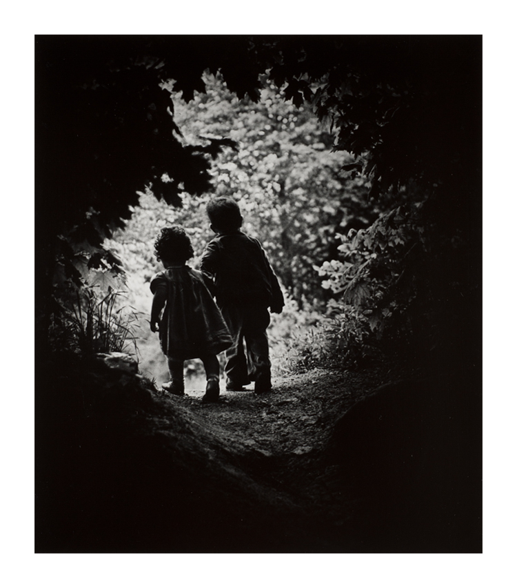 [image]W. ユージン・スミス 《楽園への歩み》 1946年 © 1946, 2021 The Heirs of W. Eugene Smith 所蔵：京都国立近代美術館
