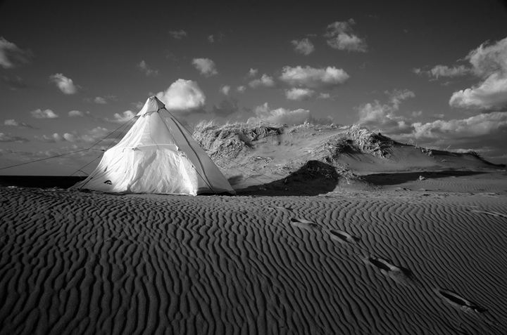 [image]誰もいない浜で一人キャンプ ©Osamu Kumaki