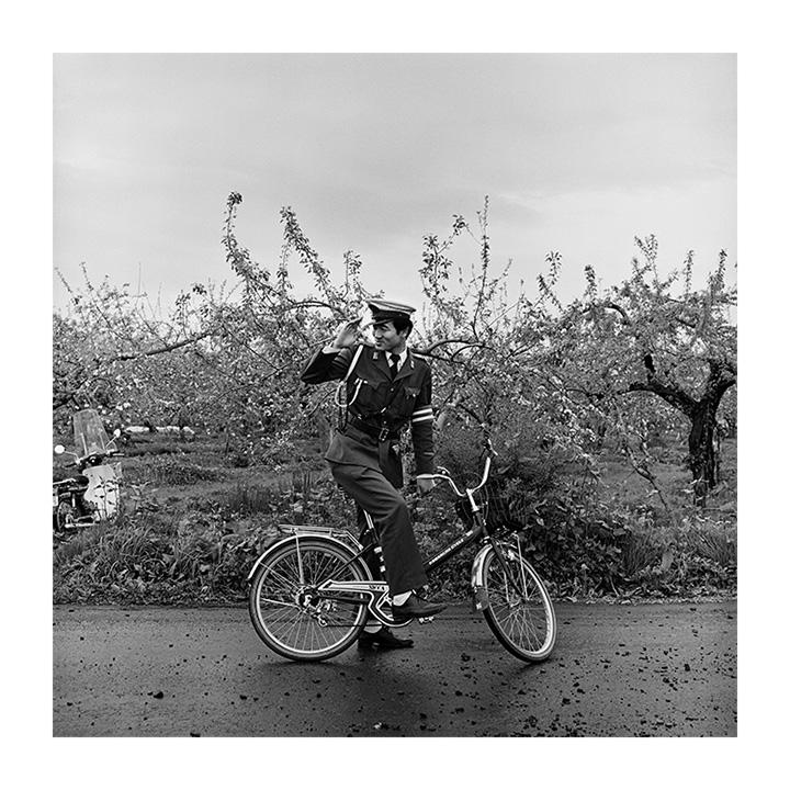 [image]林檎の花咲きそむ五月。没交渉とする人ありとも、その微笑み見逃すべからず。 〈津軽・聊爾先生行状記〉より 写真：秋山亮二 ©Ryoji Akiyama
