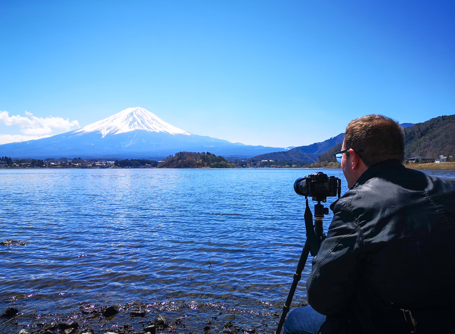 [image]撮影スポットから富士山の写真を撮る様子