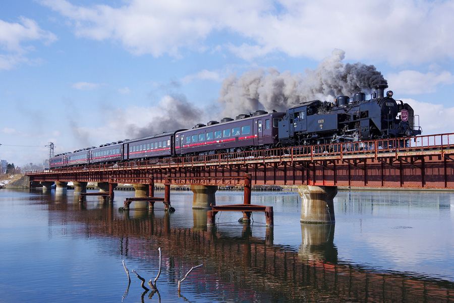[image]川を渡る蒸気機関車