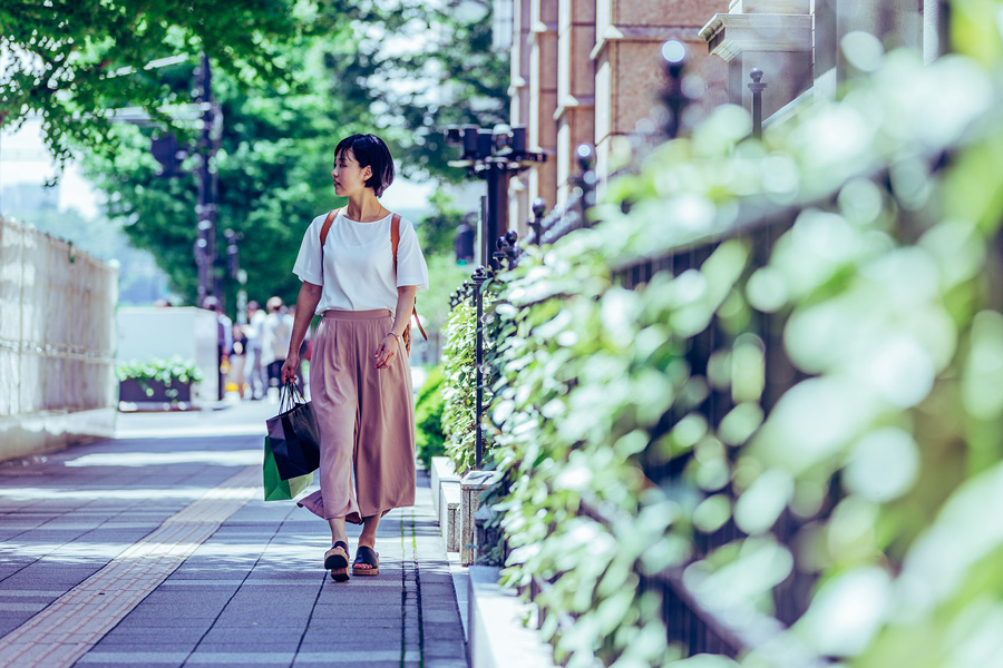 [image]東京都内を一人で散歩する旅行者