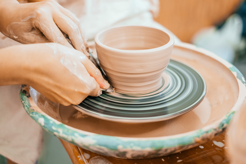 [image]陶芸デートをする女性の手