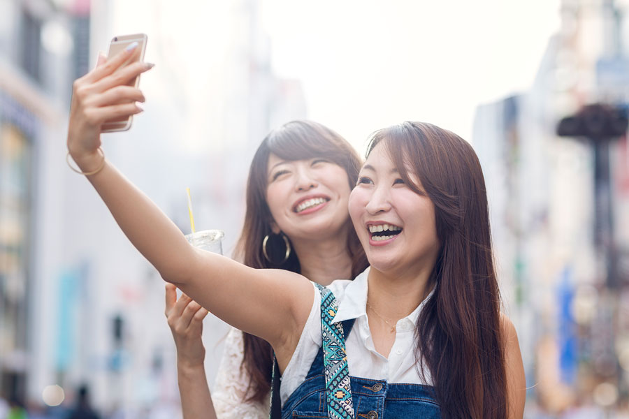 [image]東京を観光する2人の女性観光客