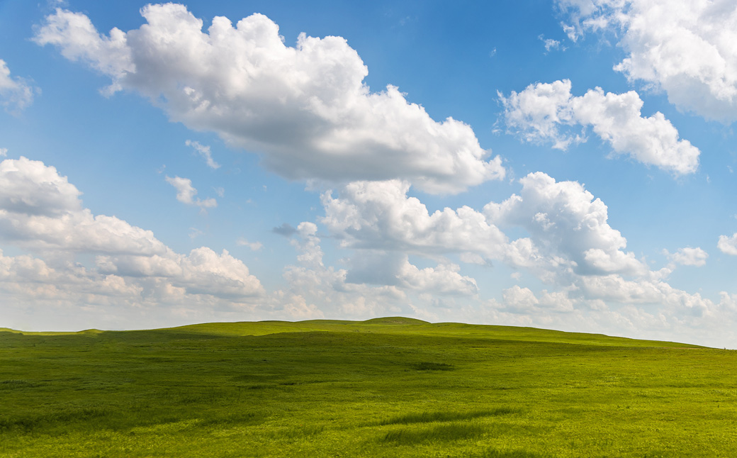 [image]雲と緑の丘
