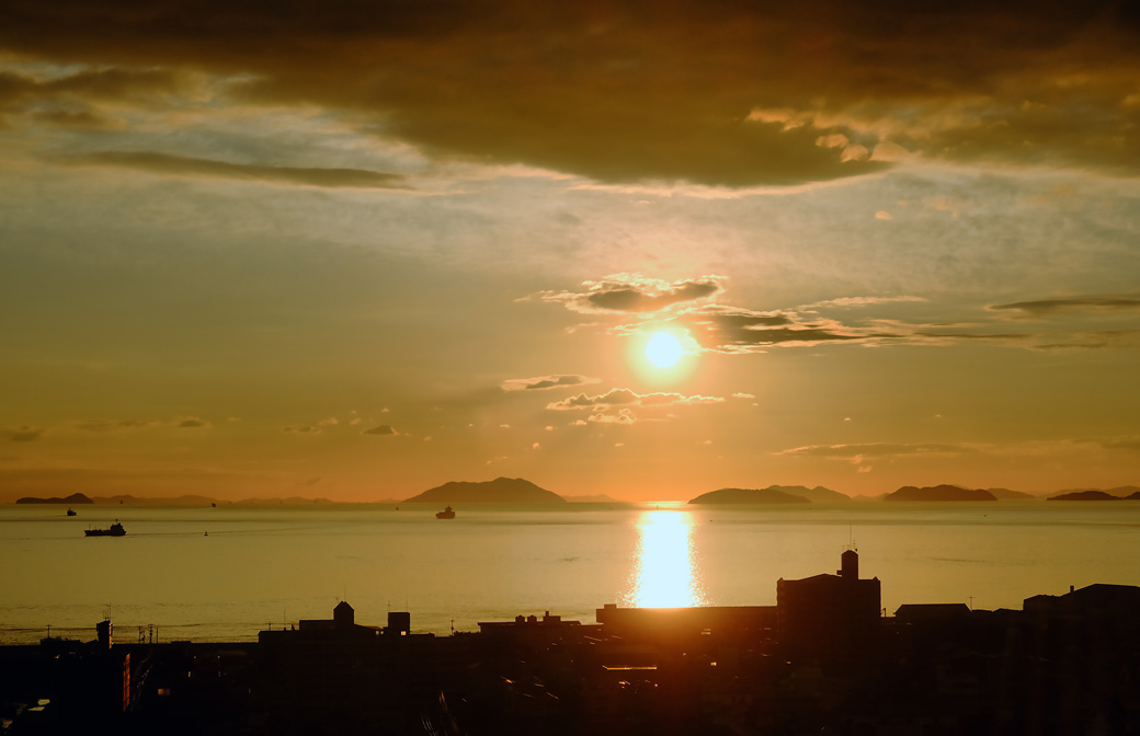 [image]日の出時の海と島の風景