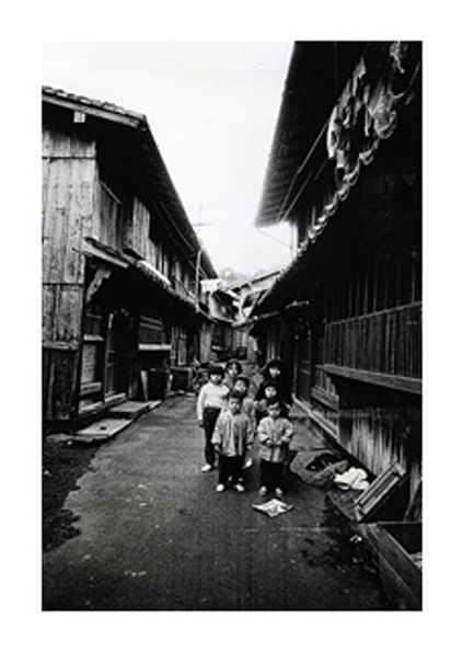 写真家がカメラを持って旅に出た 北井一夫「村へ、そして村へ」 | 写真 