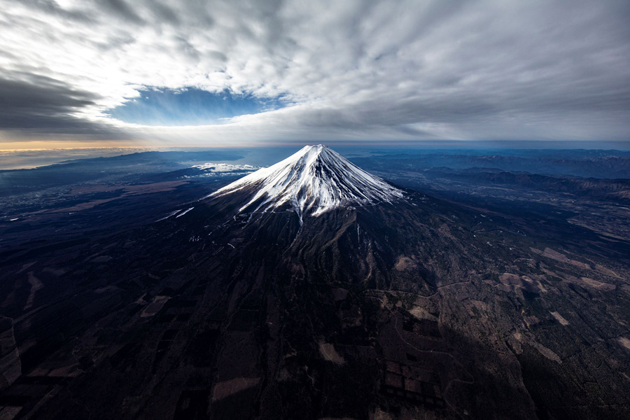 [image]日本／穴あき雲と富士山 ©Naohiro Yamamoto