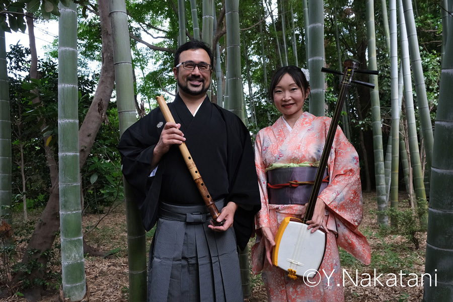 [image]尺八奏者 渕上ラファエル広志さんと日本民謡が専門の奥様 満梨さん（ともにブラジル出身 日系三世） ©Y.Nakatani