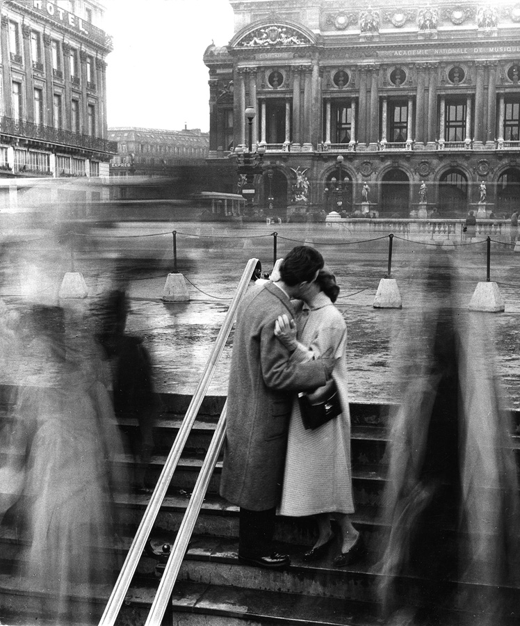 [image]地下鉄オペラ駅の恋人たち、パリ1950年　©Atelier Robert Doisneau/Contact