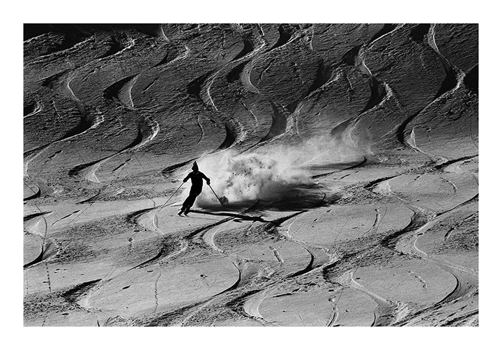 [image]水谷章人〈白銀の閃光〉より 1984年 北アルプス・立山 Skier 吉田幸一 ©Akito Mizutani