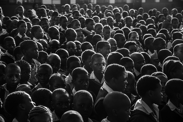 [image]小学校の朝礼にて 2013年　南アフリカ ©Atsushi Shibuya