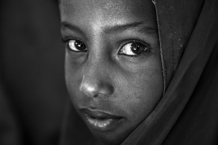 [image]ソマリアから逃れて来た難民の少女 2011年　ケニア ©Atsushi Shibuya
