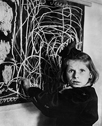 [image]自分の「家」を描く収容所育ちの少女。ポーランド（1948年） ©David Seymour / Magnum Photos