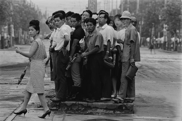 [image]過密　1964（昭和39）年 ©Haruo Tomiyama Archives