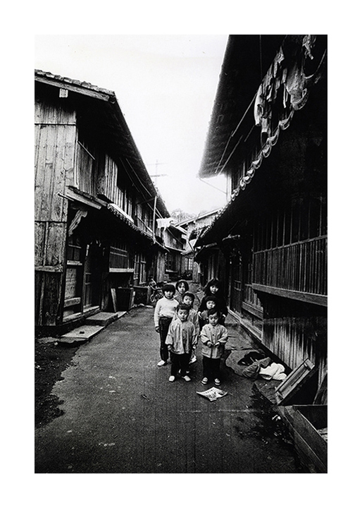 [image]長屋」 長崎・平戸　1972年 写真：北井一夫 ©Kazuo Kitai