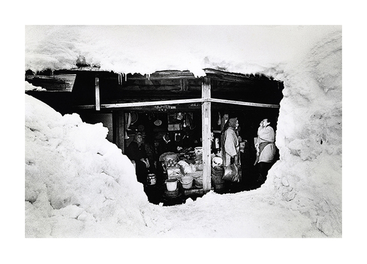 [image]「雪の中で」 秋田・湯沢　1974年 写真：北井一夫 ©Kazuo Kitai