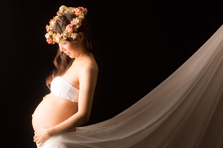[image]美しいマタニティーフォト。第一子の出産間近です。 女神のような柔らかな表情。 一つの体に二つの命、生命の神秘です。 ©渡辺 美沙