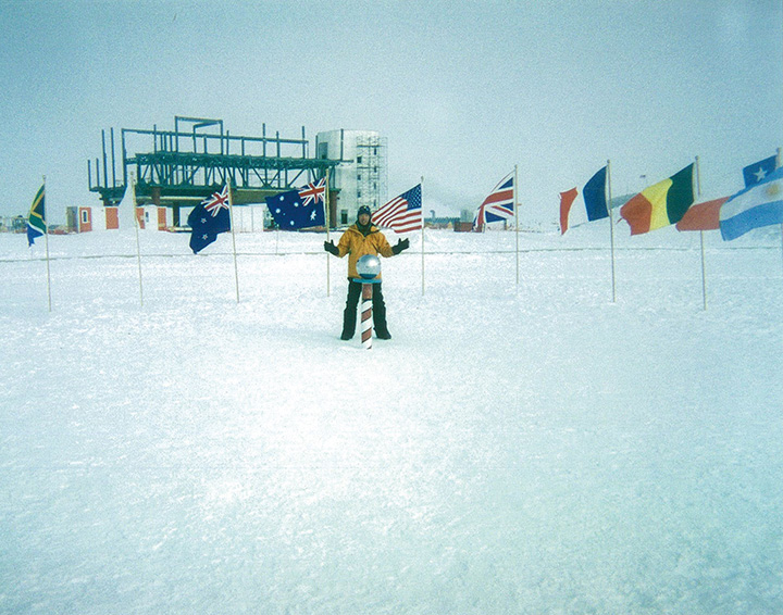 [image]南極点。もっていったカメラがすべて故障し、最後に残った「防水」の写ルンですにて撮影。 ©Naoki Ishikawa