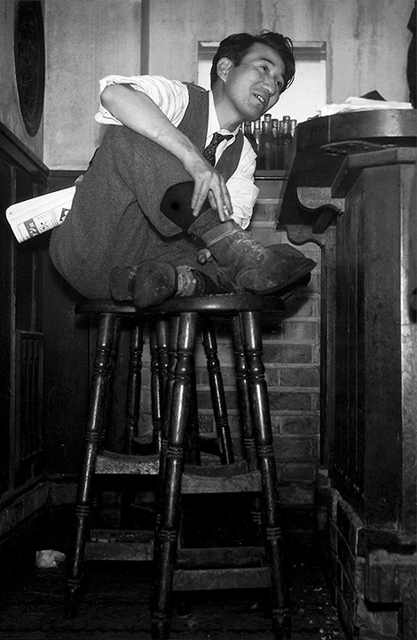 [image]太宰 治　酒場ルパンで、銀座、1946（昭和21）年 ©林忠彦作品研究室