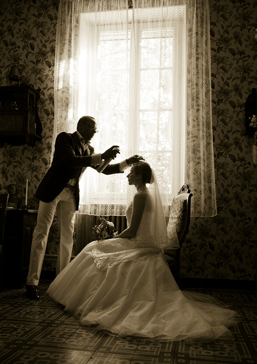 [image]南フランスで撮影した花嫁。自宅の一室でヘアメイク。窓から差し込む光が柔らかく忘れられないカット。© 安澤剛直