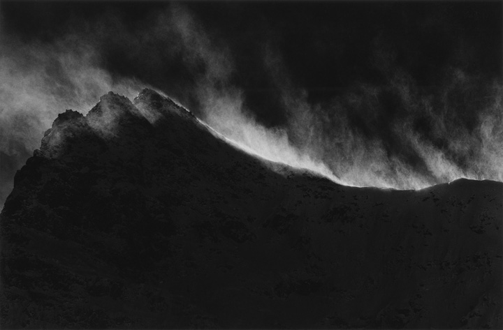 [image]第一部　「天と地のあいだ・日本アルプス」 雪煙をあげる前穂高岳・日本アルプス　1979年