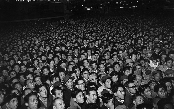 [image]街頭テレビでプロレス観戦をする人々、新橋駅前広場、1955年 ©田沼 武能