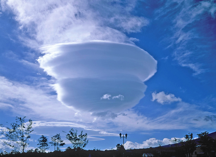 [image]つるし雲 （富士山には巨大な円盤状の雲ができる。）