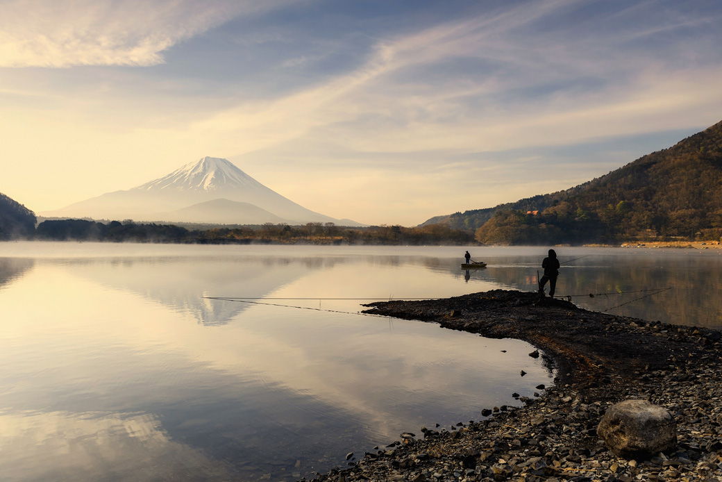 [image]日の出に富士山を反射した湖