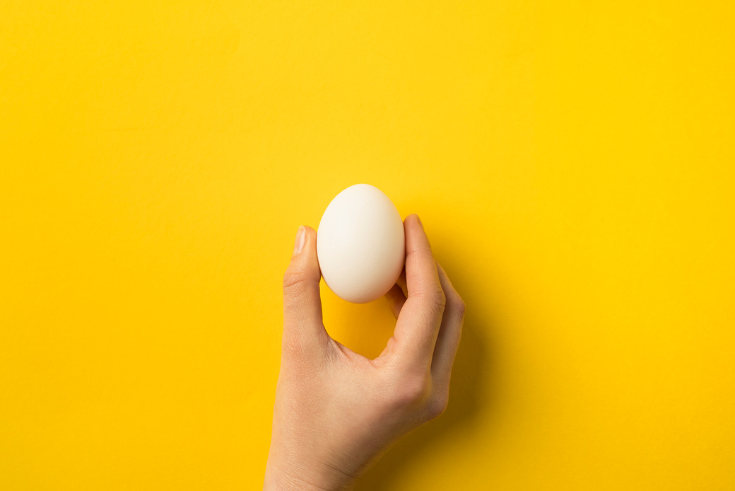 [image]卵を持つ女性