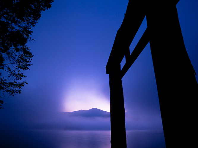 [image]湖畔の鳥居（福島県桧原湖） ©鈴木一雄